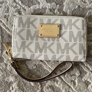 Michael kors wristlet wallet